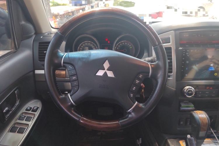 Used Mitsubishi Pajero 2018 3.0L Automatic Prestige Edition Steering Wheel