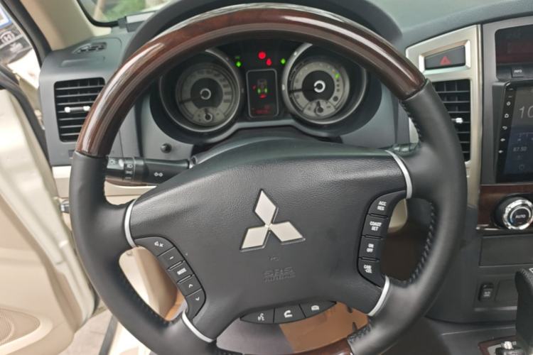 Used Mitsubishi Pajero 2018 V97 3.8L 5-Door GLS Sunroof – Middle East Steering Wheel