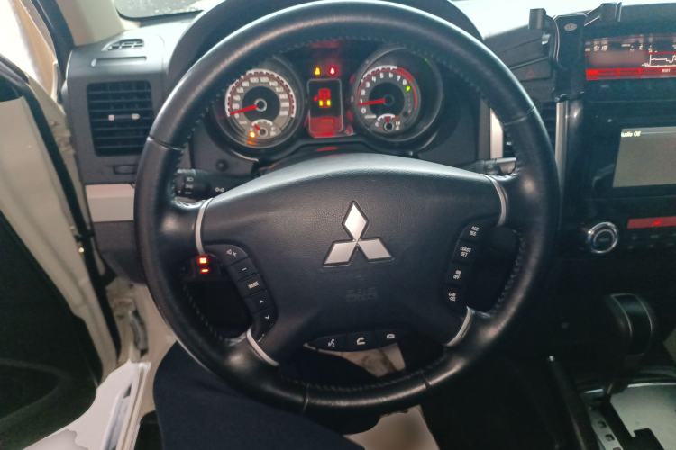 Used Mitsubishi Pajero 2018 V97 3.8L 5-Door GLS Sunroof – Middle East Steering Wheel