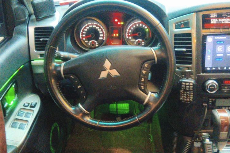 Used Mitsubishi Pajero 2018 3.0L Automatic Comfort Edition Steering Wheel
