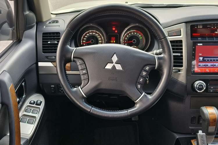 Used Mitsubishi Pajero 2018 3.0L Automatic Comfort Edition Steering Wheel