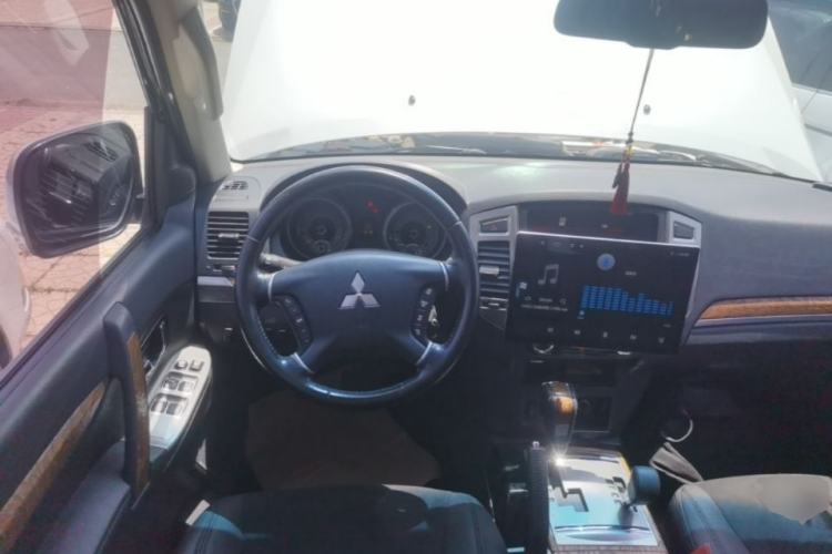 Used Mitsubishi Pajero 2018 3.0L Automatic Standard Edition Steering Wheel