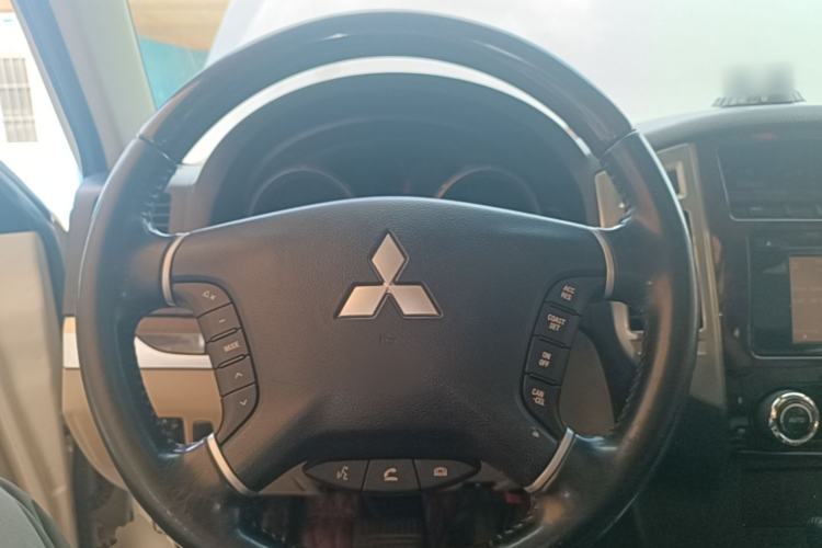 Used Mitsubishi Pajero 2018 V97 3.8L 5-Door GLS Sunroof – Middle East Steering Wheel