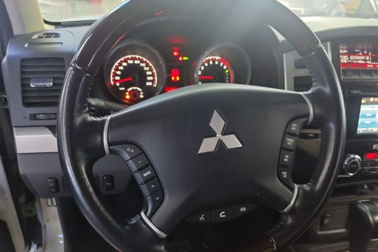 Used Mitsubishi Pajero 2018 V97 3.8L 5-Door GLS Sunroof – U.S. Specification Steering Wheel
