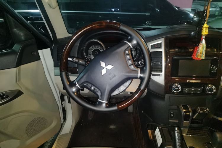Used Mitsubishi Pajero 2018 V97 3.8L 5-Door GLS Sunroof Single-Difference Model – Middle East Steering Wheel