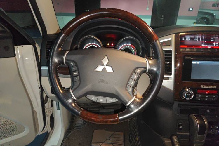 Used Mitsubishi Pajero 2018 V97 3.8L 5-Door GLS Sunroof Dual Differential – Middle East Steering Wheel
