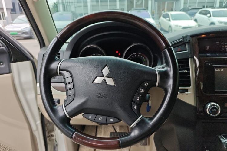 Used Mitsubishi Pajero  Steering Wheel