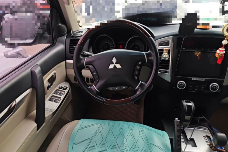 Used Mitsubishi Pajero 2018 V97 3.8L 5-Door GLS Sunroof – U.S. Specification Steering Wheel