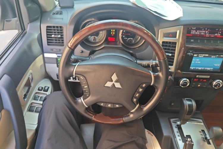 Used Mitsubishi Pajero 2018 V97 3.8L 5-Door GLS Sunroof – Middle East Steering Wheel