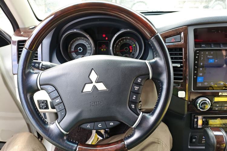Used Mitsubishi Pajero 2018 V97 3.8L 5-Door GLS Sunroof – Middle East Steering Wheel