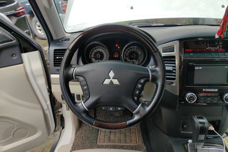 Used Mitsubishi Pajero 2018 V97 3.8L 5-Door GLS Sunroof – Middle East Steering Wheel