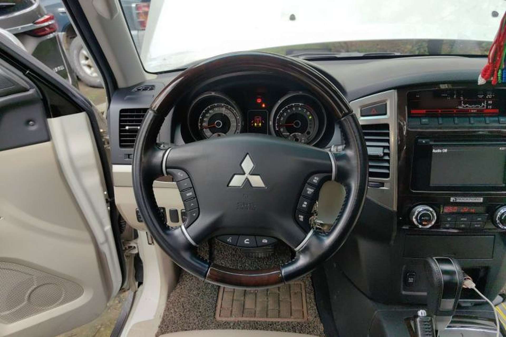 Used Mitsubishi Pajero 2018 V97 3.8L 5-Door GLS Sunroof – Middle East Steering Wheel