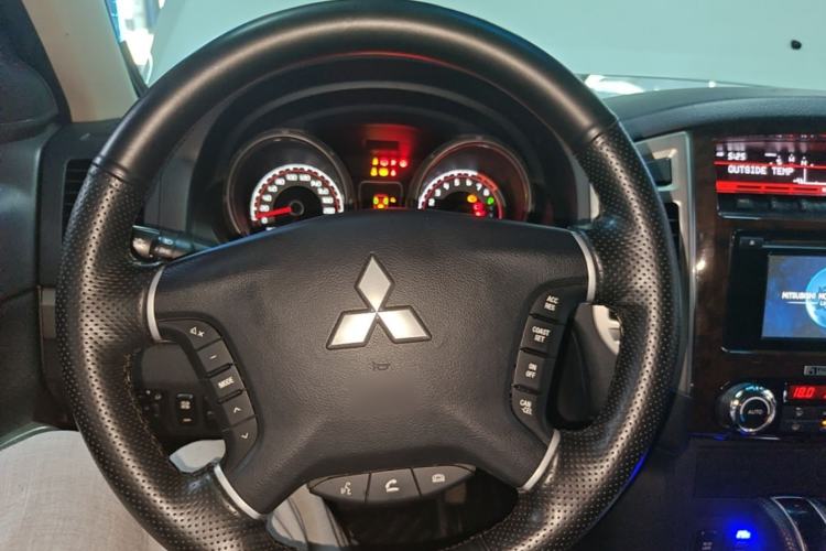 Used Mitsubishi Pajero 2018 V97 3.8L 5-Door GLS Sunroof – U.S. Specification Steering Wheel