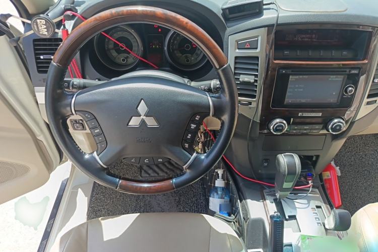Used Mitsubishi Pajero 2018 V97 3.8L 5-Door GLS Sunroof Dual Differential – Middle East Steering Wheel