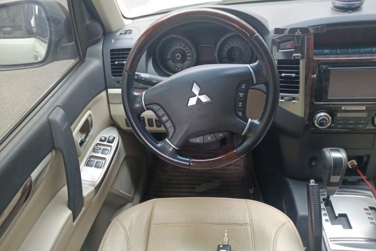 Used Mitsubishi Pajero 2018 V97 3.8L 5-Door GLS Sunroof – Middle East Steering Wheel