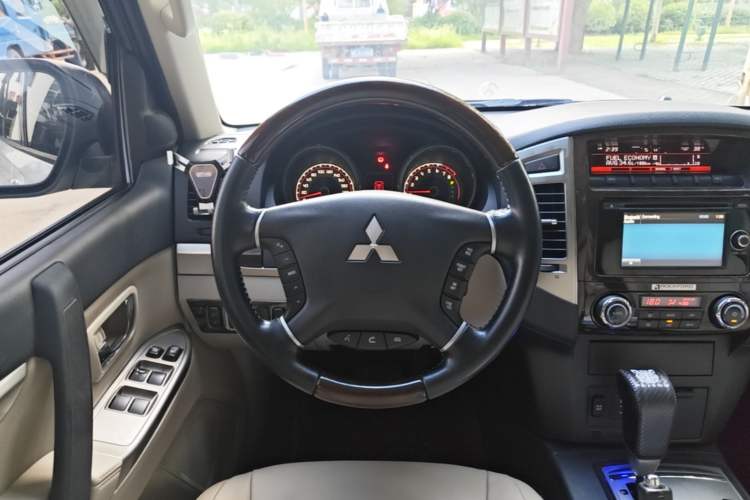Used Mitsubishi Pajero 2018 V97 3.8L 5-Door GLS Sunroof – Middle East Steering Wheel
