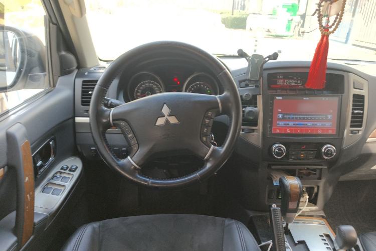 Used Mitsubishi Pajero 2018 3.0L Automatic Comfort Edition Steering Wheel