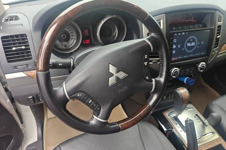Used Mitsubishi Pajero 2018 3.0L Automatic Prestige Edition Steering Wheel