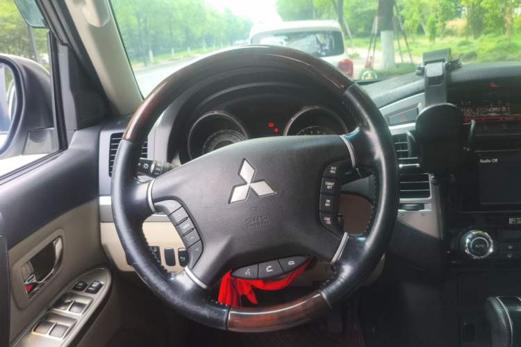 Used Mitsubishi Pajero  Steering Wheel