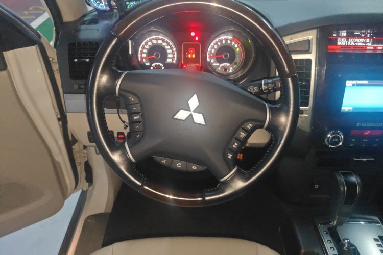 Used Mitsubishi Pajero 2018 V97 3.8L 5-Door GLS Sunroof – Middle East Steering Wheel
