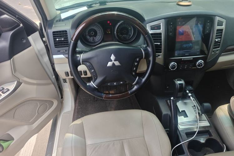 Used Mitsubishi Pajero 2018 V97 3.8L 5-Door GLS Sunroof – Middle East Steering Wheel