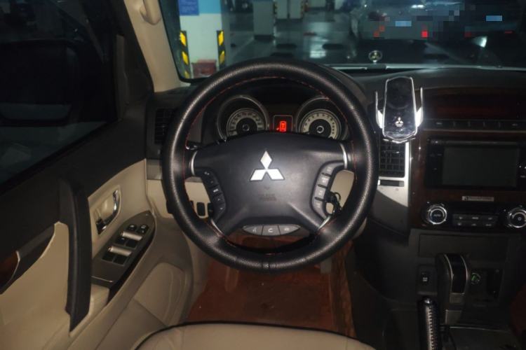 Used Mitsubishi Pajero 2018 V97 3.8L 5-Door GLS Sunroof Single-Difference Model – Middle East Steering Wheel