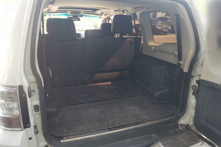 Used Mitsubishi Pajero 2018 3.0L Automatic Prestige Edition Trunk
