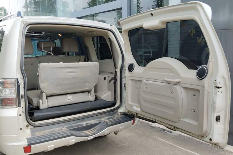 Used Mitsubishi Pajero 2018 V97 3.8L 5-Door GLS Sunroof – Middle East Trunk