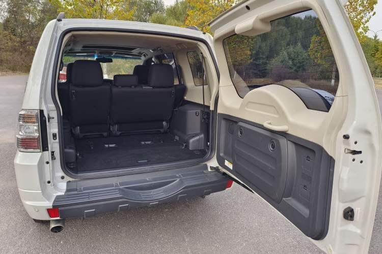 Used Mitsubishi Pajero 2018 3.0L Automatic Comfort Edition Trunk