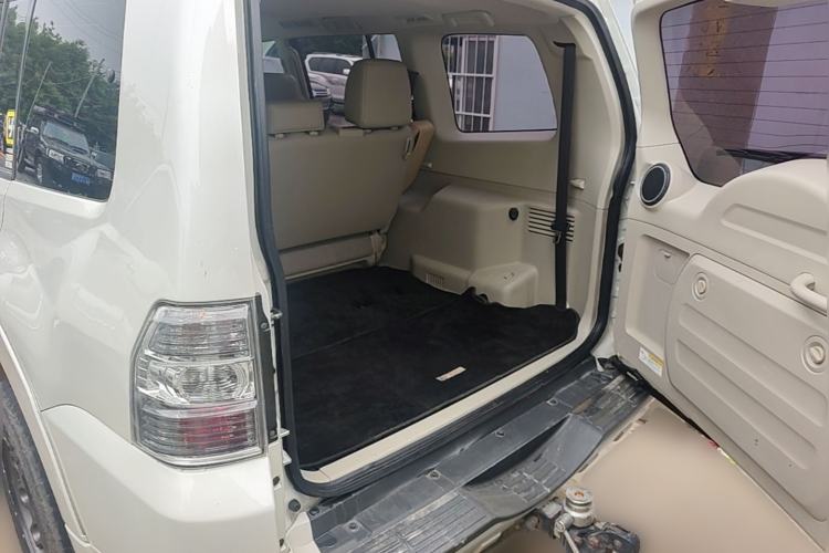 Used Mitsubishi Pajero  Trunk