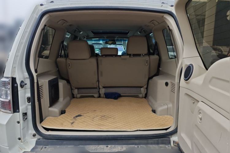 Used Mitsubishi Pajero  Trunk