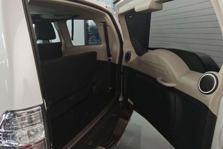 Used Mitsubishi Pajero 2018 V97 3.8L 5-Door GLS Sunroof – U.S. Specification Trunk