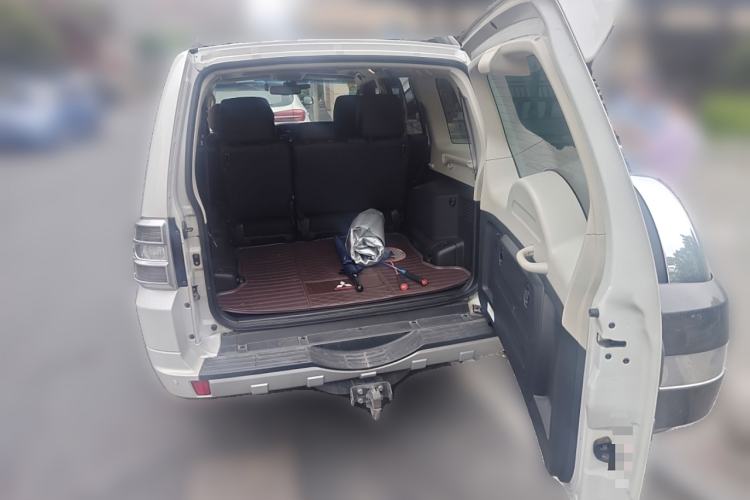 Used Mitsubishi Pajero 2018 3.0L Automatic Prestige Edition Trunk