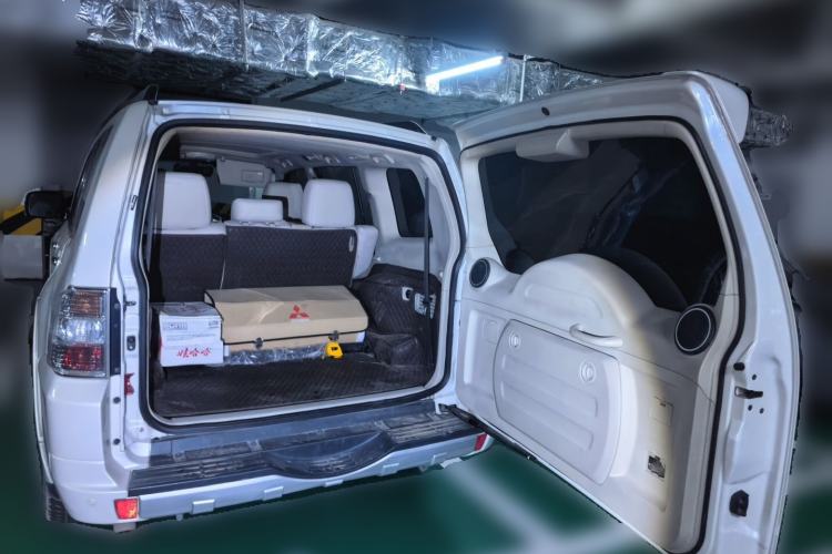 Used Mitsubishi Pajero  Trunk
