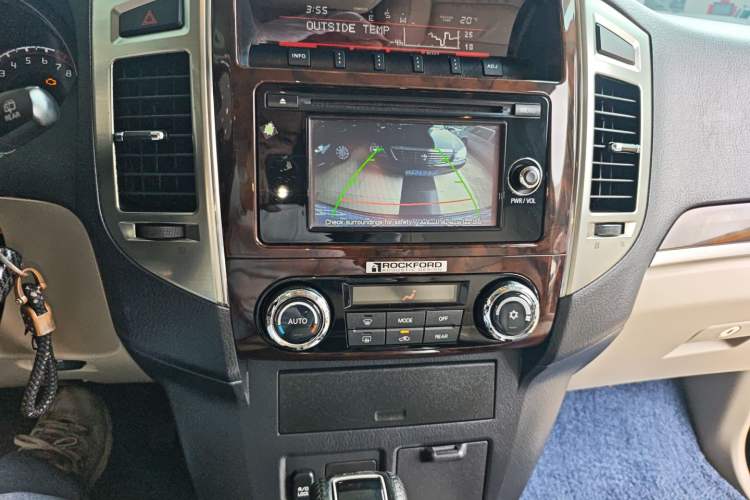 Used Mitsubishi Pajero 2019 V97 3.8L 5-Door GLS Middle East Edition Audio And AC Panel