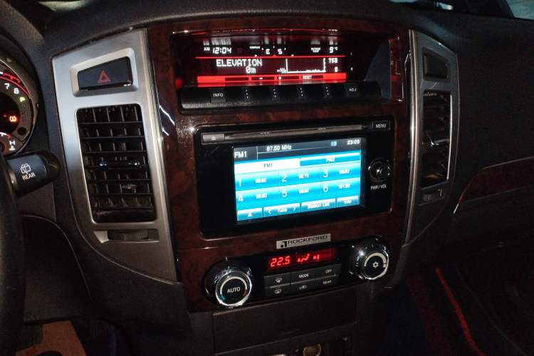 Used Mitsubishi Pajero 2019 V97 3.8L 5-Door GLS Middle East Edition Audio And AC Panel
