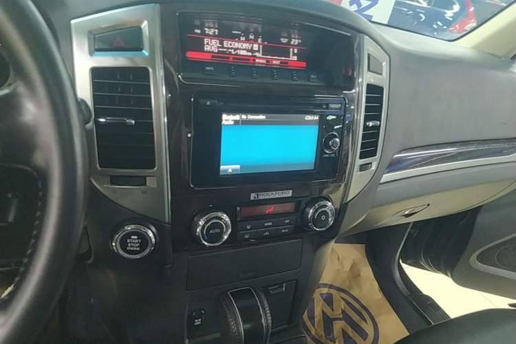Used Mitsubishi Pajero 2019 V97 3.8L 5-Door GLS Middle East Edition Audio And AC Panel