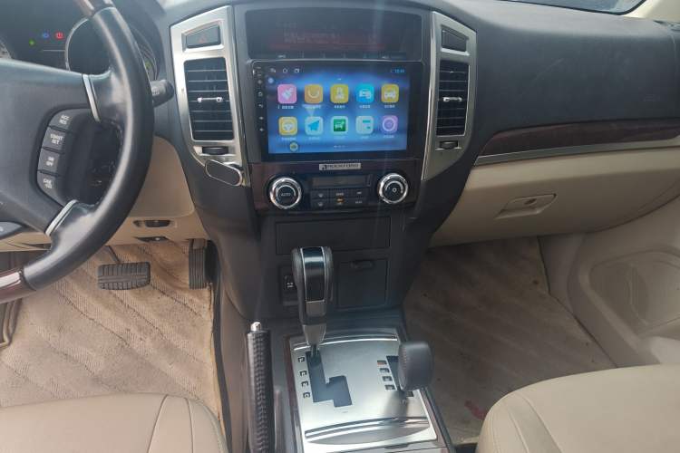 Used Mitsubishi Pajero 2019 V97 3.8L 5-Door GLS Middle East Edition Audio And AC Panel