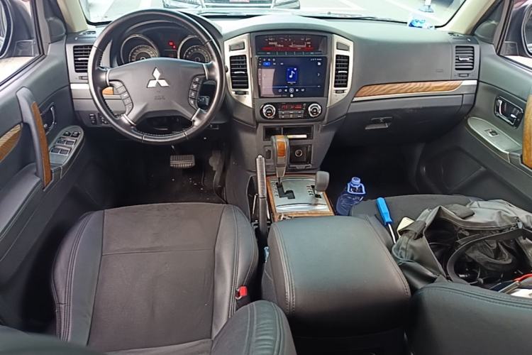Used Mitsubishi Pajero 2019 3.0L Automatic Comfort Edition Center Console