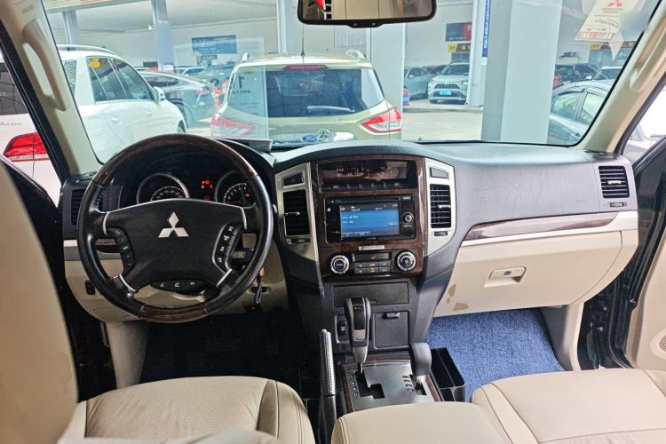 Used Mitsubishi Pajero 2019 V97 3.8L 5-Door GLS Middle East Edition Center Console