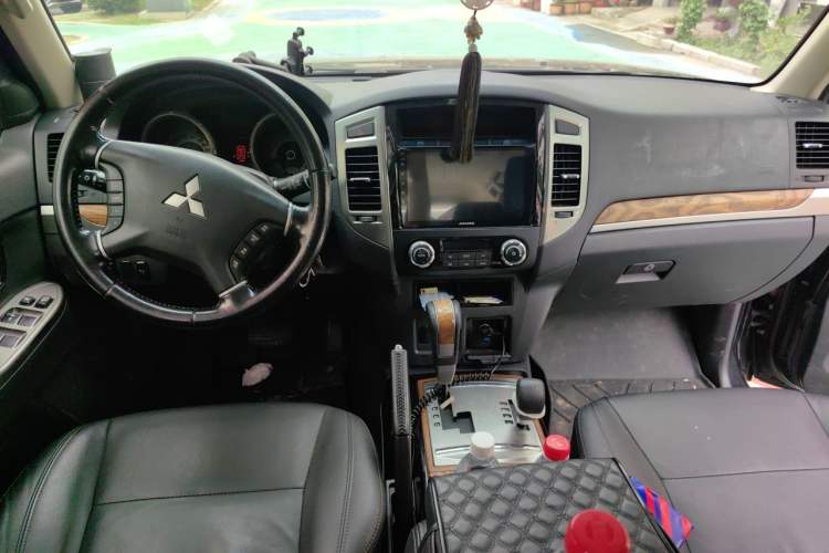 Used Mitsubishi Pajero 2019 3.0L Automatic Luxury Edition Center Console