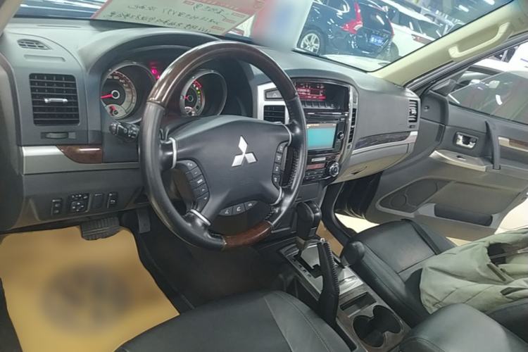 Used Mitsubishi Pajero 2019 V97 3.8L 5-Door GLS Middle East Edition Center Console