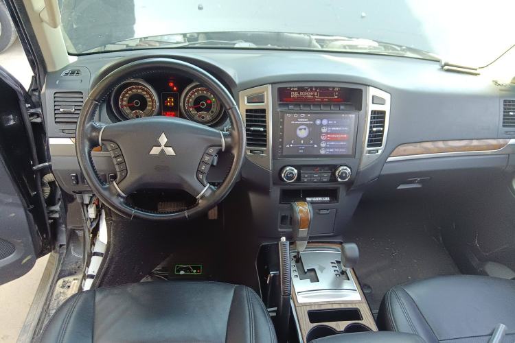 Used Mitsubishi Pajero 2019 3.0L Automatic Standard Edition Center Console
