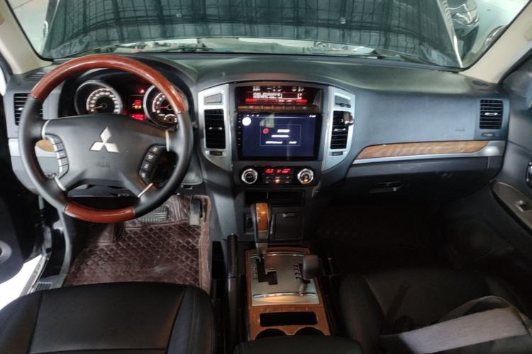 Used Mitsubishi Pajero 2019 3.0L Automatic Standard Edition Center Console