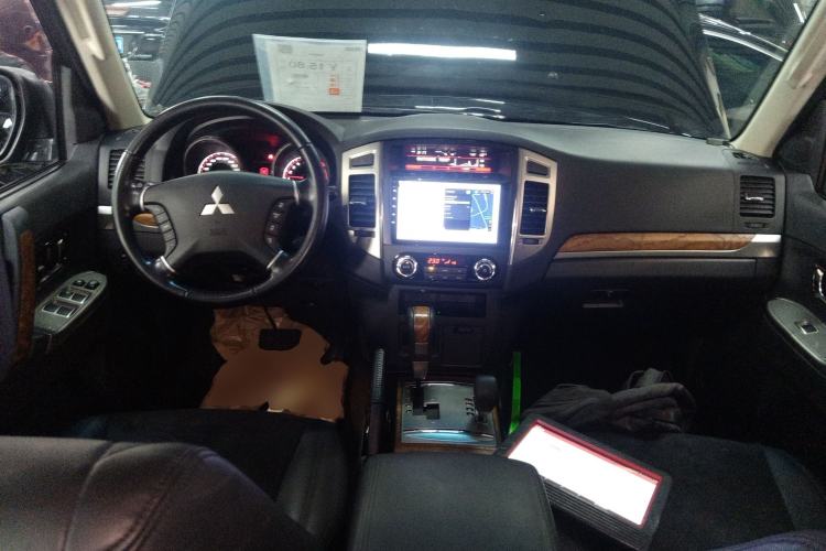 Used Mitsubishi Pajero 2019 3.0L Automatic Comfort Edition Center Console