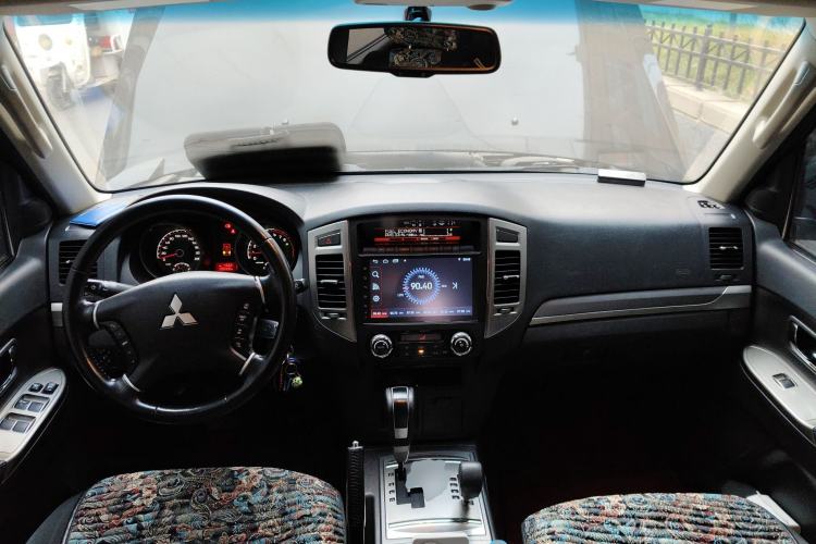 Used Mitsubishi Pajero 2019 3.0L Automatic Standard Edition Center Console