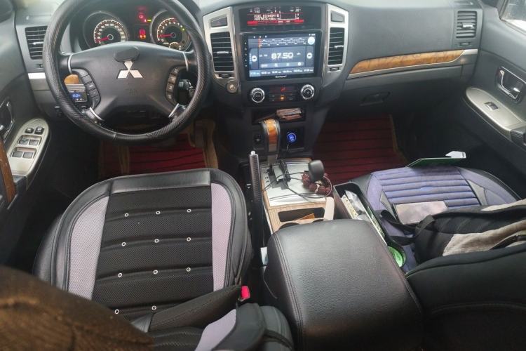 Used Mitsubishi Pajero 2019 3.0L Automatic Prestige Edition Center Console