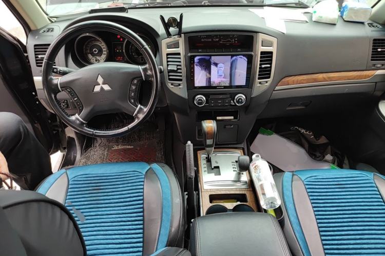 Used Mitsubishi Pajero 2019 3.0L Automatic Standard Edition Center Console