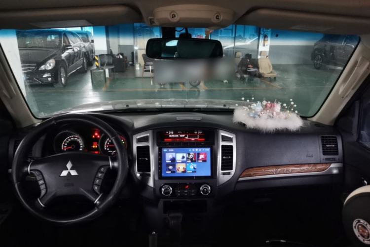 Used Mitsubishi Pajero 2019 3.0L Automatic Standard Edition Center Console