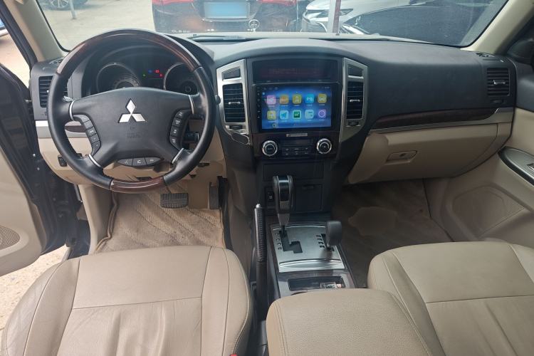 Used Mitsubishi Pajero 2019 V97 3.8L 5-Door GLS Middle East Edition Center Console